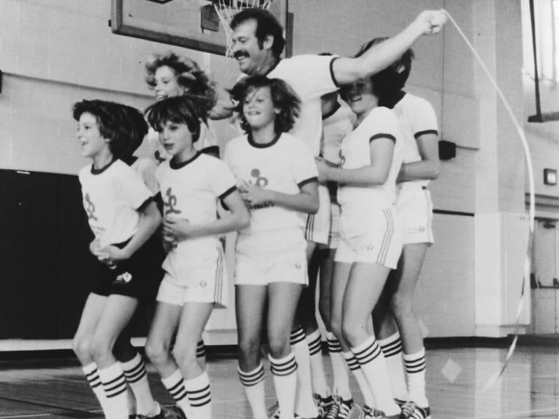 和他们的教练, 体育教师Richard Cendali(中), the Skip-Its were the 1981 national demonstration team for Jump Rope For Heart, a school-based challenge that preceded today's Kids Heart Challenge and American Heart Challenge. The jump-rope squad was from Boulder Valley, Colorado, schools. (美国心脏协会档案)